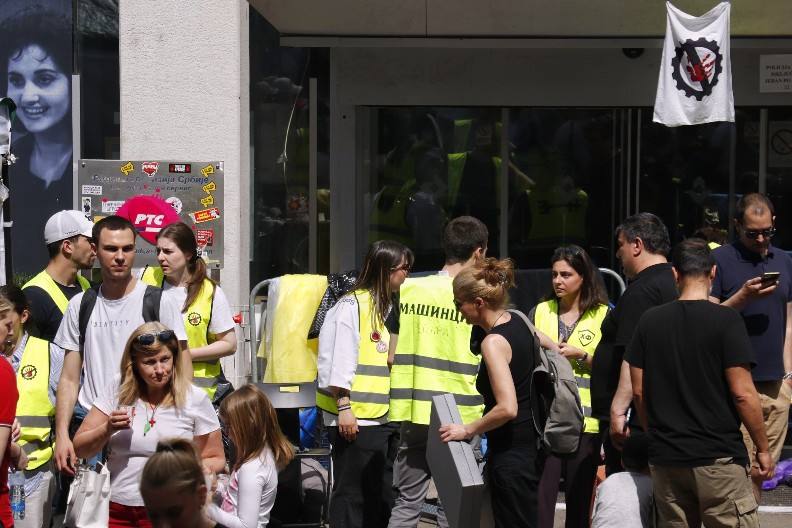 NA VASKRS STAO I RAT U UKRAJINI, ALI NE I TEROR NAD RTS-om Nema tu ničeg čudnog kad se vidi KO vodi nasilnu blokadu (VIDEO)