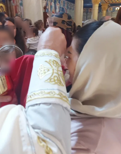 PEVAČICA DOBILA ĆERKU U ŠESTOJ DECENIJI Sada pokazala kako provodi Uskrs sa bebom: "Vanjin prvi pričest"