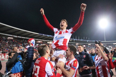 PISAO ISTORIJU ZVEZDE, SRUŠIO ŠAMPIONA EVROPE I UŠAO U LEGENDU Miljenik "delija" uživa ispred krčme u selu (FOTO)