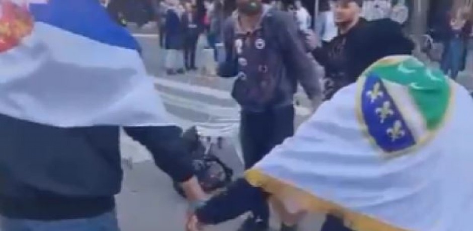 SVE JE JASNO! Nasilni blokaderi ispred RTS igraju kolo ogrnuti u zastavu Sandžaka!