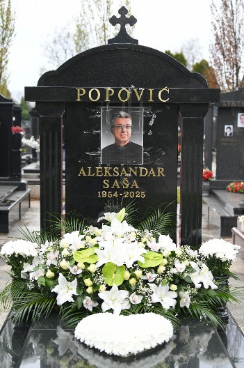 SKINUTA SLOVA SA SPOMENIKA SAŠE POPOVIĆA! Stravična scena na groblju muzičkog maga, nema imena!