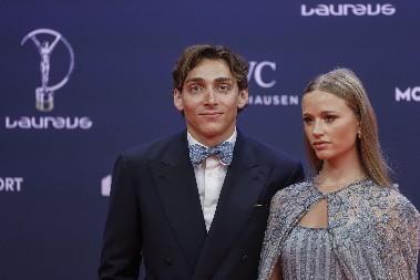 SRBIN UVELIČAO SPEKTAKULARNO VEČE Duplantis najbolji sportista sveta, najveći ikada mu uručio nagradu (VIDEO)