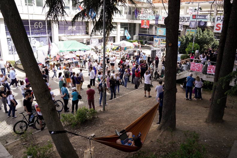 KO ĆE ODGOVARATI ZA BLOKADU TELEVIZIJE? Krivični zakon jasno kaže: BLOKIRANJE RTS NIJE PROTEST VEĆ KRIVIČNO DELO!