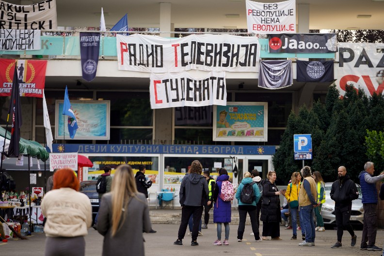 BLOKADERI MORAJU U ZATVOR! Šta kaže krivični zakonik, koliko robije za blokadu RTS i maltretiranje građana?