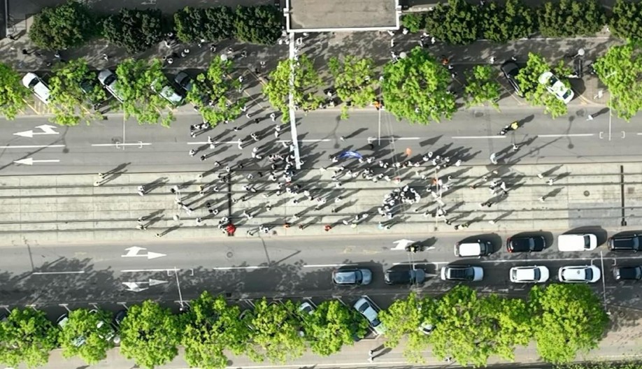 MALTRETIRAJU GRAĐANE I U NEMANJINOJ ULICI Evo šta se trenutno dešava, siledžije blokaderi i dalje maltretiraju građane! (FOTO)