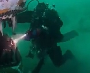 JEZIVO OTKRIĆE NA DNU JEZERA ZAPALILO DRUŠTVENE MREŽE Ronioci naišli na čudovište sa ogromnim čeljustima, SCENA KAO IZ HOROR FILMA! (VIDEO)