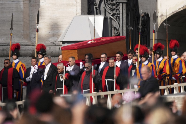 Počela ceremonija prenosa tela pape Franje u Baziliku Svetog Petra (FOTO/VIDEO)