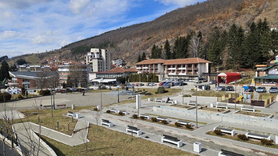 NASILNICI DIVLJALI, NAPADNUTE SU PROSTORIJE SNS-A Policija hitno reagovala, sada "prebacuju odgovornost jedni na druge"