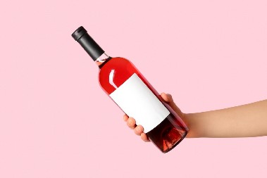 MAJSTORIMA U KUĆI OSTAVILA FLAŠU VINA SA PORUKOM Ljudi na mrežama plaču od smeha - evo šta je napisala