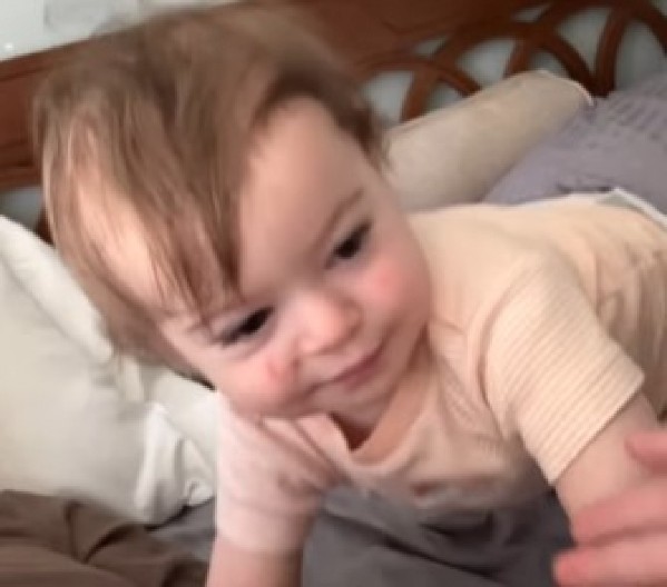 SNIMAK BEBE I NJENE BRAĆE RASPLAKAO JE MILIONE Dečaci je ''kidnapovali'', njena reakcija je nešto najslađe što ćete videti danas! (VIDEO)