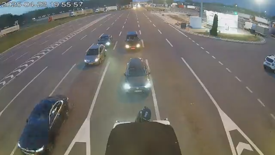 OBAVEŠTENJE ZA VOZAČE Na pojedinim graničnim prelazima teretnjaci čekaju i po šest sati