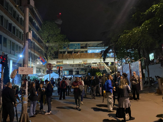 BLOKADERI MALTRETIRAJU NAROD, DESETU NOĆ ZAREDOM BLOKIRAJU RTS Zatvorili saobraćajnice, šetaju i prave buku (FOTO)