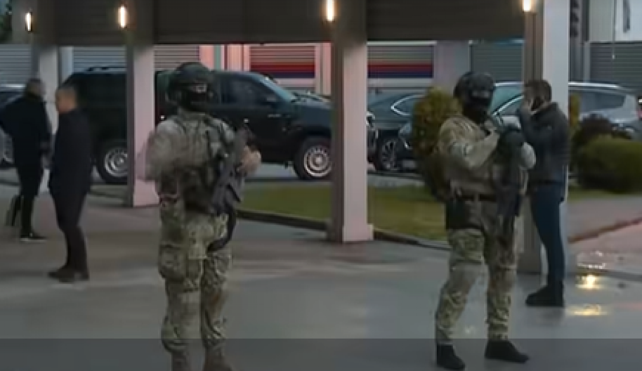 ŽANDARMERIJA SA DUGIM CEVIMA ISPRED ZGRADE U KOJOJ JE DODIK Prvi snimak iz Istočnog Sarajeva (VIDEO)