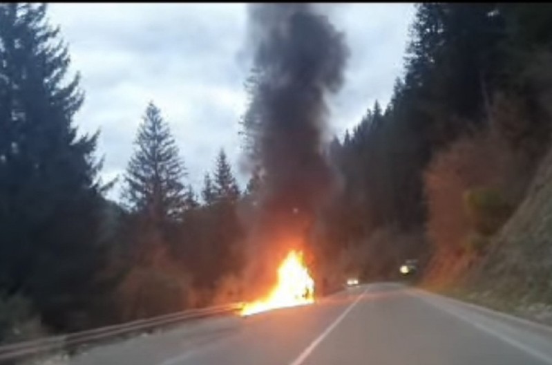ZAPALIO SE AUTO U POKRETU KOD NOVE VAROŠI "Vatrom zahvaćen i put" (VIDEO)