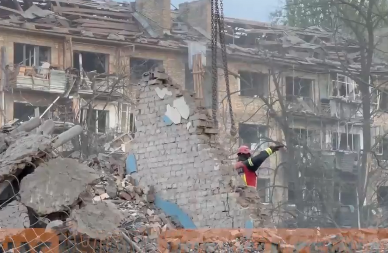 PUTINOV KRVAVI POHOD NA KIJEV! RUSI SRAVNILI STAMBENE ZGRADE: U cik zore Ukrajince pogodio raketni udar, ljudi izlazili iz rušvina