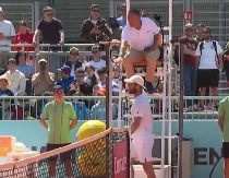 KAKAV SKANDAL Slomio reket, predao meč, a onda se užasno ponašao prema dečaku (VIDEO)