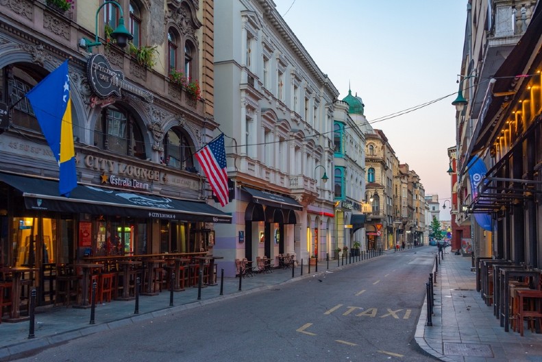 GDE LOGIKA PRESTAJE – POČINJE BOSNA Piju kafu između dva entiteta: Glava u RS, noge u FBiH