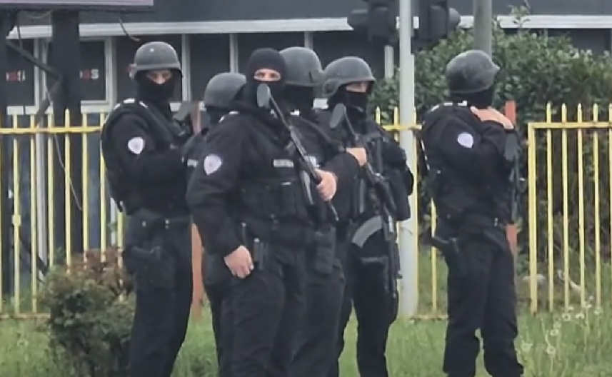 DRAMATIČNO U ISTOČNOM SARAJEVU Specijalci raspoređeni po celom gradu! Dodik iz zgrade Vlade izašao sa 3 PODIGNUTA PRSTA