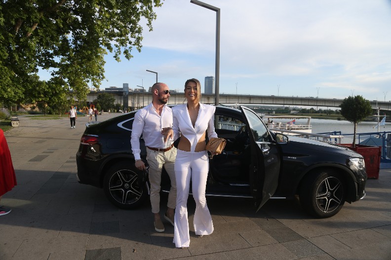 TEA TAIROVIĆ NAKON VENČANJA PAKUJE KOFERE I ODLAZI IZ SRBIJE Evo šta je razlog, otkrivena dugo čuvana tajna