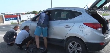 PEĐA IZ OBRENOVCA ZATEKAO JEZIV PRIZOR NA PARKINGU Automobil mu totalno uništen, preteće poruke lede krv u žilama! (VIDEO)