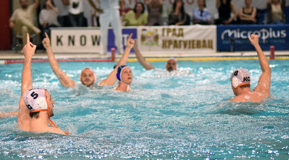 VATERPOLISTI RADNIČKOG U FINALU KUPA EVROPE Pobedom od sedam golova razlike nadoknadili poraz od 13:10 od Mladosti u Zagrebu