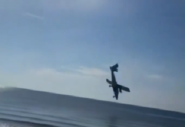 UHVAĆEN TRENUTAK PADA AVIONA U MORE! Prolaznici zabeležili STRAVIČAN momenat! (VIDEO)