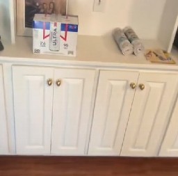 KUPILI SU KUĆU, I OTVORILI KUHINJSKI ORMARIĆ Poruka koja ih je tamo sačekala ledi krv u žilama! (VIDEO)