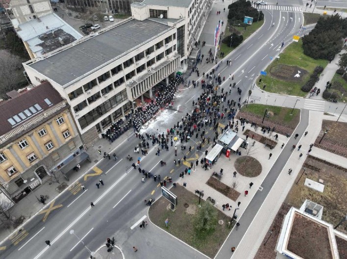 BIZARNOSTIMA BLOKADERA NIKAD KRAJA! Program protesta kreće nastupom DJ i koncertima: Je l' ovako žalite žrtve?