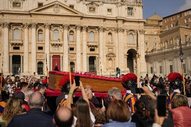 ŽENAMA JE OVO STROGO ZABRANJENO DA NOSE NA PAPINOJ SAHRANI! Postoji samo jedna stvar...