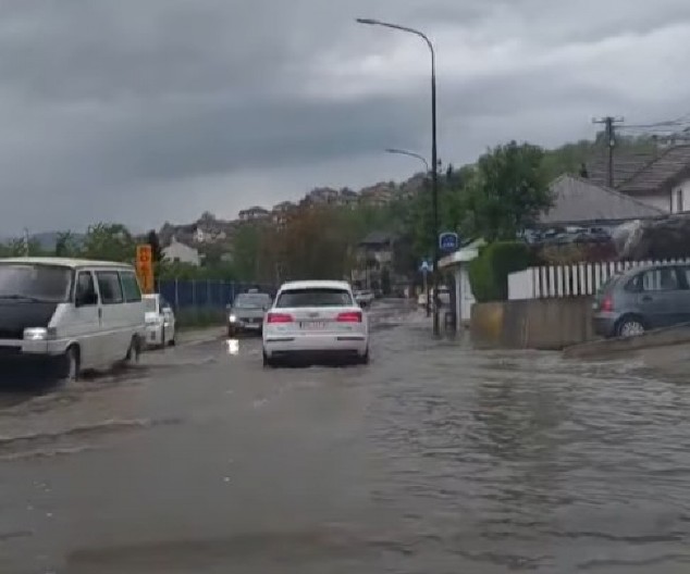 POTOP NA PUTU KA CRNOJ GORI KOD JABUKE: Vozila se jedva kreću, sve je poplavljeno (VIDEO)