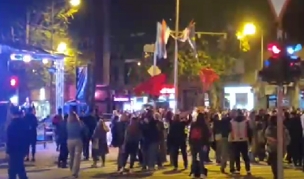 DA LI JE OVO MOGUĆE? Demonstranti u Novom Sadu žale žrtve uz muziku i baklje! (VIDEO)