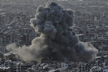 OGROMNA PEČURKA DIMA PREKRILA NEBO Strahoviti vazdušni udar uništio skladište raketa (FOTO)