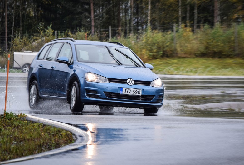 PARKIRANJE U BARI MOŽE OZBILJNO DA OŠTETI AUTOMOBIL Automehaničar upozorava vozače -  "Koštaće vas više nego što mislite"