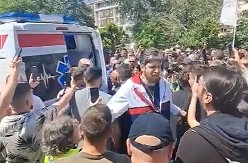 HOROR U NOVOM SADU! Drid ušao u vozilo Hitne pomoći, pokušavaju da ga linčuju! Jezivo nasilje blokadera (VIDEO)