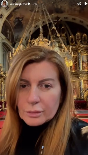 VIKI MILJKOVIĆ ZBOG POTEZA U CRKVI NAIŠLA NA OSUDU JAVNOSTI  Pevačica prekršila strogo pravilo, bez blagoslova sveštenika nije dozvoljeno (FOTO)