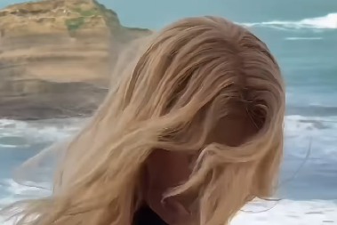 ZATEGNUTA KAO PRAĆKA, ŽENA BUKVALNO GRMI Čuvena glumica pokazala vitku liniju, izgleda brutalno na pragu sedme decenije