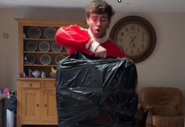 ZABORAVLJENI KOFER NA AERODROMU SKRIVAO JE TAJNU Tiktoker ga otkupio za smešne pare, kad je video šta je unutra, zanemeo od šoka! (VIDEO)