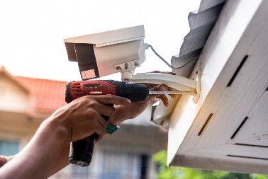 KOMŠIJSKI RAT IZ PAKLA Postavila kamere zbog bezbednosti, a komšija joj zapretio prijavom – razlog je LUDILO!