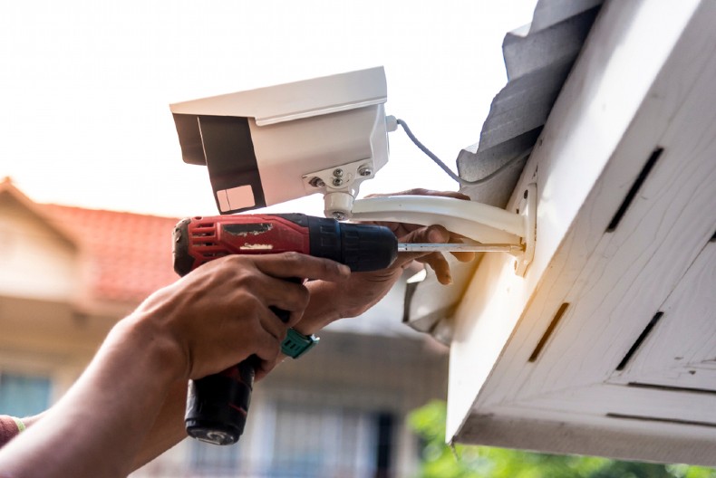 KOMŠIJSKI RAT IZ PAKLA Postavila kamere zbog bezbednosti, a komšija joj zapretio prijavom – razlog je LUDILO!