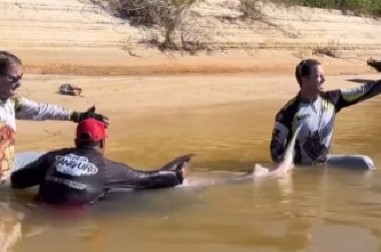 BORBA SA ZVERI JE TRAJALA SATIMA, A ONDA, ŠOK! Ribar zanemeo kad je video šta je upecao, pa napravio NEZAMISLIV POTEZ (VIDEO)