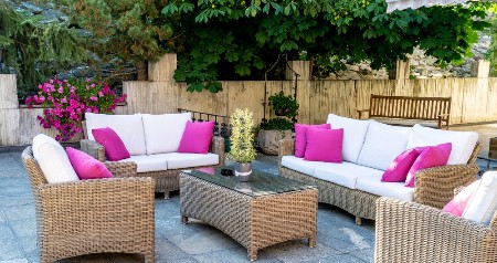 DA TERASA ZABLISTA Evo kako da brzo i lako operete jastuke za baštenski nameštaj, dočekajte goste kako priliči