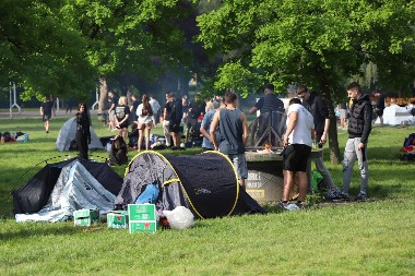 ŠIRI SE MIRIS ROŠTILJA Građani od ranog jutra u parkovima, evo kako proslavljaju 1. maj (FOTO)