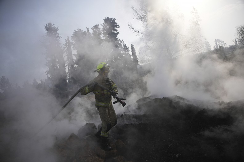 NASTAVLJA SE BORBA PROTIV POŽARA U JERUSALIMU Stiže pomoć iz Italije i sa Kipra, aktivno ukupno 11 žarišta (FOTO)