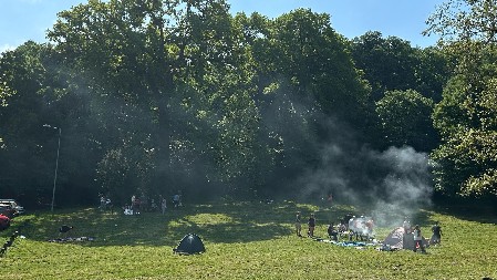 OVAKO SE SLAVI PRVI MAJ NA KOŠUTNJAKU Oseća se miris roštilja, trubači dižu atmosferu! (FOTO/VIDEO)
