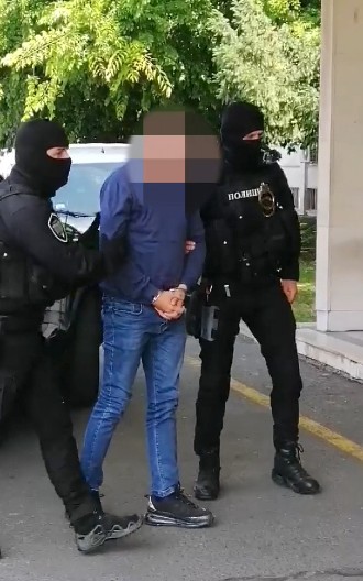 BEOGRAĐANIN (50) PRETIO SAMOUBISTVOM, PA ISEKAO VENE JER GA JE DEVOJKA OSTAVILA! Predao se policiji posle 2 sata