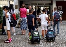 ĐACI SE RASPUŠTAJU 27. JUNA? OVO SU REŠENJA ZA NADOKNADU NASTAVE! Vlada naložila promenu školskog kalendara