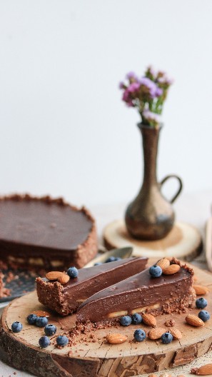 TANJIN NEODOLJIVI BANANA SPLIT TART Kao osmišljen za proleće, u savršenom voćno-čokoladnom spoju