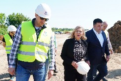 "HRABRIJE I ODLUČNIJE ĆEMO RADITI I GRADITI NAŠU ZEMLJU" Ministarka Sofronijević obišla radove na izgradnji pruge Zemun Polje - Nacionalni stadion