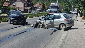 DETE I JOŠ TRI OSOBE POVREĐENE U TEŠKOJ NEZGODI Prednje strane oba automobila potpuno smrskane (FOTO)