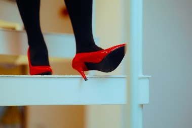 PENZIONERKA TUŽI KRUZER Optužena za nošenje „neprikladnih štikli“